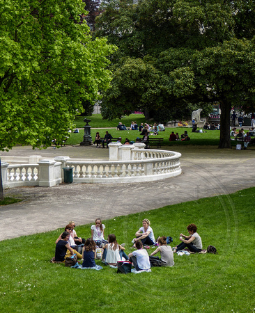 Lunchtime in the Park, Dijon